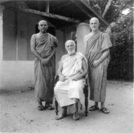 Ehrw. Piyadassi, Ehrw. Ñânatiloka, Ehrw. Ñânaponika - Vor der Forest Hermitage (~ 1956) - Udawattakele, Kandy, CeylonBefore the Forest Hermitage (~ 1956) - Udawattakele, Kandy, Ceylon