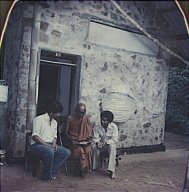 Bei Onkel in Mitrigala 1 - &amp;nbsp;
Senaka, Tissa und Onkel Asoka Weeraratna vor Asoka`s Kuti in Mitrigala um 1980Senaka, Tissa and Uncle Asoka Weeraratna, before Asoka's Kuti in Mitrigala around 1980