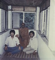 Bei Onkel in Mitrigala 2 - Senaka, Tissa und Onkel Asoka Weeraratna in Asoka`s Kuti in Mitrigala um 1980.Senaka, Uncle Asoka and Tissa Weeraratna in front Asoka`s Mitrigala Kuti in around 1980.