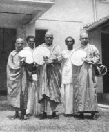 Gesandtschaft / Legation 1957 - Vor dem Trainingszentrum in Colombo/Kelaniya ca. 1957
In front of the Trainingcenter in Colombo/Kelaniya ~ 1957