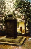 Grabstätte des Ehrw. Ñânatiloka - &amp;nbsp;
Island Hermitage, Polgasduwa, Sri Lanka