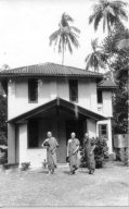 Ehrw. Ñânaramita; Ehrw. Ñânaponika und ein Gastmönch - Vor der Forest Hermitage (~ 1980), Udawattakele, KandyBefore the Forest Hermitage (~ 1980), Udawattakele, Kandy