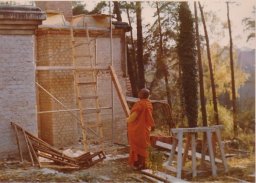 Ehrw. Athurugiriye Sri Ñânavimala / Ven Athurugiriye Sri Ñânavimala - ...besichtigt die Bauarbeiten am Ceylonhaus 1974...inspected the construction work on Ceylonhaus 1974