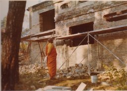 Bau des Ceylonhauses / Construction of Ceylon-house - Der Ehrw. Athurugiriye Sri Ñânavimala besichtigt die Bauarbeiten am Ceylonhaus 1974Ven Athurugiriye Sri Ñânavimala inspected the construction work on Ceylon-house 1974