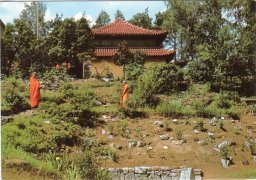 Eine Postkarte (70er Jahre) / A postcard (1970s) - Ehrw. Ñânavimala und Ehrw. VijayasomaVen. Ñânavimala and Ven. Vijayasoma