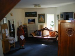 Ehrw. Dr. Kalelle Sekhara - im Vorraum; war Abt des Buddhistischen Hauses 1998 -1999
in the lobby; was abbot of Das Buddhistische Haus 1998 -1999