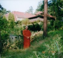 Ven. Olande Ananda (August 2002) - ...ein bekannter Meditations- und Dhammalehrer, der durch die ganze Welt reist
...a known Meditation- and Dhamma-teacher who travels the world