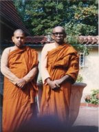 Ehrw. Mahinda und Ehrw. Dhammanisanti (1984) - (Ehrw. Mahinda war Abt des Buddhistischen Hauses und Ehrw. Dhammanisanti, früher Asoka Weeraratna, war der Gründer der GDS)