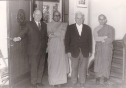 An der Tür zu (ehem.) Dr. Dahlke`s Zimmer (1970) / At the door to (former) Dr. Dahlke's Room (1970) - Mr. Schuchardt; Ven. Ñânavimala; Mr. Metz; Ven. Udugampola Vijayasoma