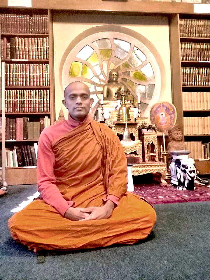 Venerable Pelane Dhammakusala Thero in der Bibliothek